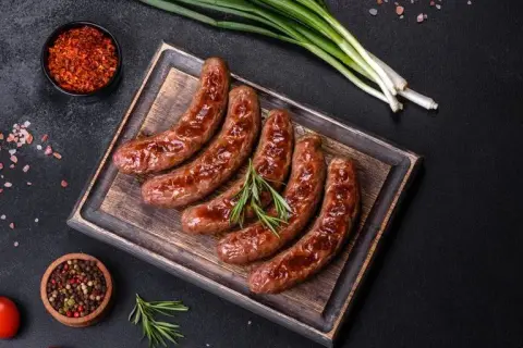 Jaka kiełbasa na ognisko? Odkryj najlepsze smaki i porady