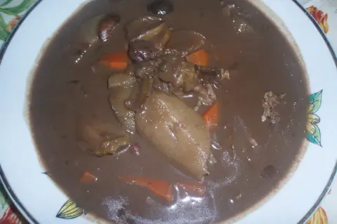 Gęsta, ciemna zupa z kaczej krwi z kawałkami mięsa, ziemniaków i marchewki.