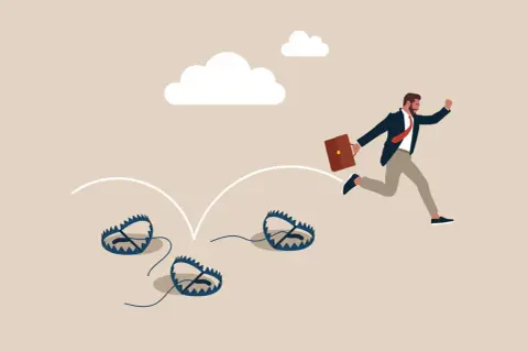 Un homme d'affaires court, évitant des pièges. Un formateur web pourrait utiliser cette image pour illustrer les dangers du parcours entrepreneurial.