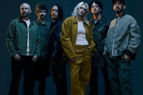 Sześcioro członków zespołu, w tym wokalistka, pozuje do zdjęcia. Fani Linkin Park Polska czekają na ich powrót.