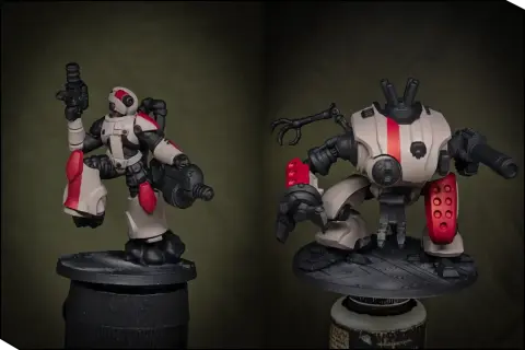 Dos figuras de acción de robots con armadura blanca y detalles en rojo vibrante, incluyendo **mechas pelirojas** en las rodillas y hombros.