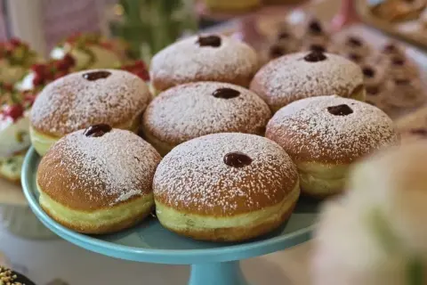 Pączek ile kcal? Poznaj kaloryczność różnych rodzajów