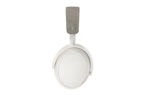 Białe słuchawki Sennheiser Momentum 4, z szarym pałąkiem i logo, gotowe do uchwycenia każdego dźwięku.