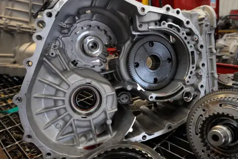 Rozłożona skrzynia biegów, widać koła zębate i elementy mechanizmu. Problem: nie można wrzucić biegu.