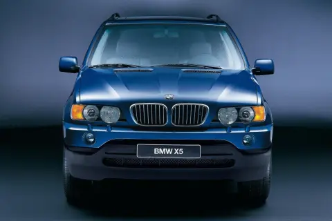 Niebieski BMW X5, pierwszy SUV tej marki, znany z wiki. Klasyczna krata i okrągłe reflektory.