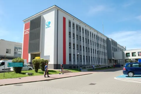 Budynek Wojewódzkiego Szpitala Zespolonego w Kielcach z napisem na fasadzie.