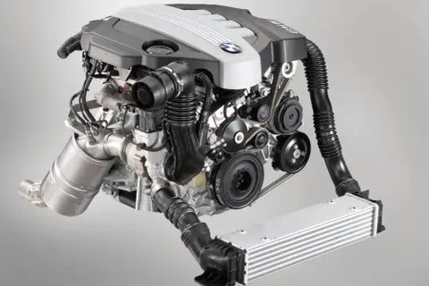 BMW N47 motor med kamkedjeproblem. Vilka årsmodeller drabbas? Här syns motorn med turbo och intercooler.