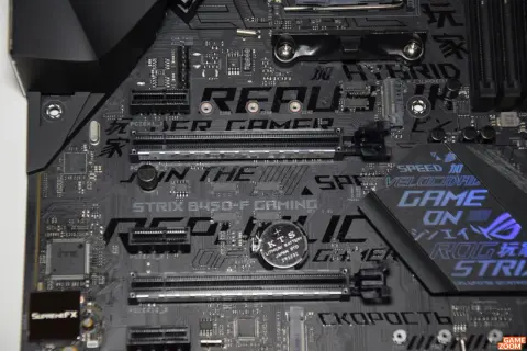 ROG STRIX B450-F GAMING Hauptplatine mit PCIe-Steckplätzen und einem Lithium-Akku. Ein BIOS-Update ist für optimale Leistung unerlässlich.