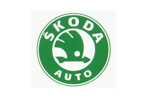 Zielony znaczek Skoda Auto z białym skrzydlatym motylem. To symbol, co oznacza znaczek Skody, symbolizujący dynamizm i podróż.