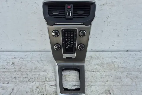 Konsola środkowa Volvo V40 z przyciskami i nawiewami.