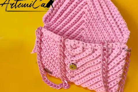 Borse uncinetto fettuccia rosa con catena, un accessorio fatto a mano che aggiunge un tocco di stile.