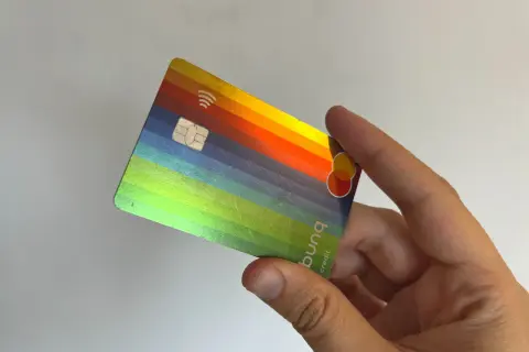 Bunte bunq Kreditkarte in der Hand. Positive bunq Erfahrungen mit diesem stylischen Design.