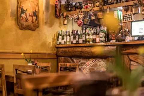 Drewniane stoły i krzesła w przytulnej atmosferze, idealne na posiłek w jednej z restauracji w Szklarskiej Porębie.