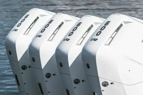 Quattro motori fuoribordo Mercury V12 da 600 CV, il motore fuoribordo più potente, pronti per la velocità sull'acqua.