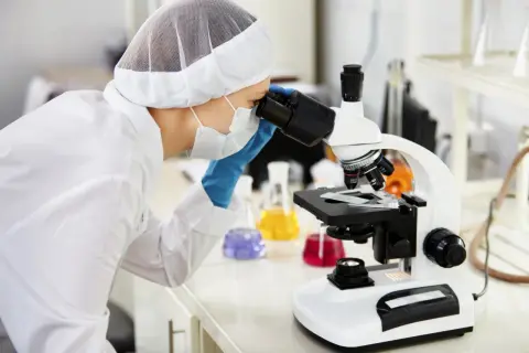 Kto pracuje w laboratorium medycznym? Poznaj zespół ekspertów