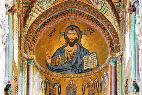 Cristo Pantocratore di Cefalù, un mosaico dorato che domina l'abside, con iscrizione latina e angeli ai lati.