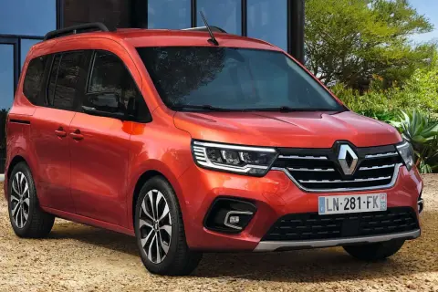 Renault Kangoo, con la sua lunghezza ottimizzata per la città e la famiglia, sfoggia un design moderno e pratico.