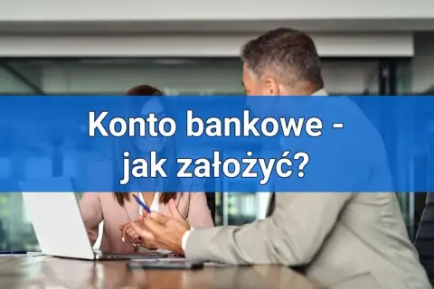 Konto bankowe - jak założyć? Dwie osoby przy biurku, jedna z laptopem. Szybkie założenie konta bez kuriera.