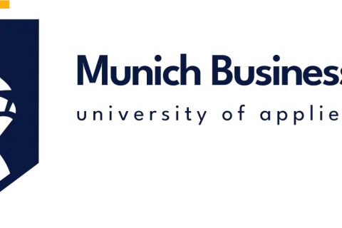 Logo der Munich Business School, einer Universität für angewandte Wissenschaften, mit einem Löwenkopf-Wappen.