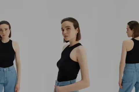 Modelka w czarnym topie z dekoltem typu halter i jeansach. Widok z przodu, z boku i z tyłu.