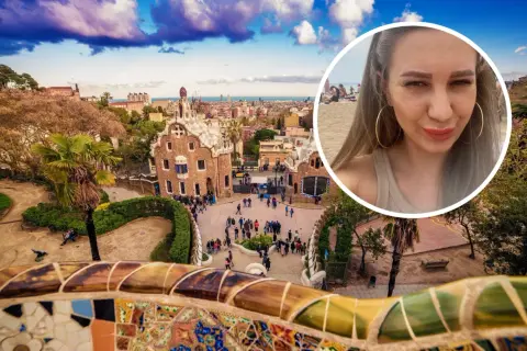 Kobieta na plaży w Barcelonie, w tle Park Güell. Czy w Barcelonie jest bezpiecznie? Tak, to piękne miasto!