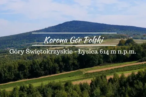 Krajobraz Gór Świętokrzyskich z Łysicą (614 m n.p.m.) w tle. Widok na zielone lasy i pola uprawne, idealne na wędrówkę szlakiem Łysica - Kakonin.