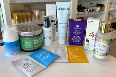 Peeling dla cery dojrzałej: enzymatyczny czy kwasowy? Wybierz mądrze