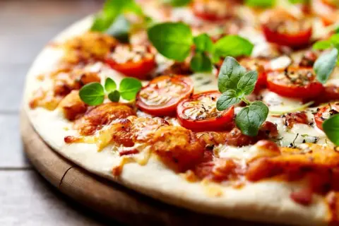 Pyszna pizza z pomidorkami i bazylią. Idealna, gdy zastanawiasz się, jak zrobić pizzę bez drożdży.