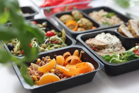 Catering dietetyczny: Co to jest? Zalety, wady i jak wybrać dietę pudełkową