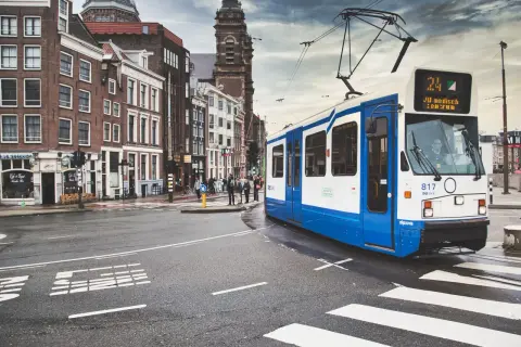 Tram numer 817 na linii 24 w Amsterdamie, symbol komunikacji miejskiej.