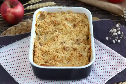 Un invitante crumble di mele appena sfornato, dorato e croccante, pronto per essere gustato.