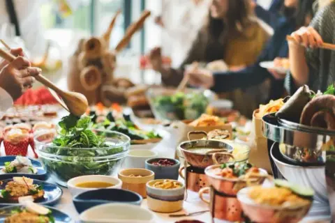 Catering na 30 osób: Ile kosztuje? Sprawdź ceny i oszczędności