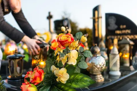 Kiedy sprząta się kwiaty po pogrzebie? Poznaj tradycje i praktyki