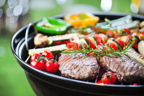 Pyszne steki, kiełbaski i warzywa na grillu. Idealne co na grilla na letni wieczór.
