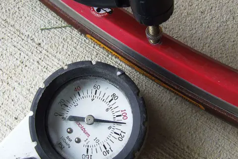 Manómetro de bici mostrando la presión de las ruedas. El medidor indica unos 40 PSI, listo para ajustar la presión.