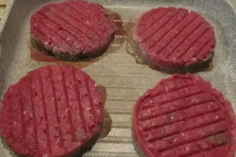 Jak zrobić idealne mięso do burgera, by uniknąć suchych placków