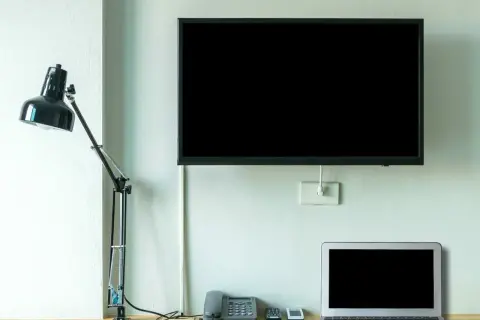 Jak połączyć komputer z telewizorem bezprzewodowo i uniknąć problemów