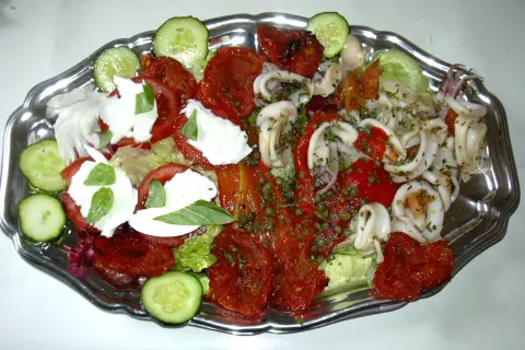 En härlig anti pasti-tallrik med bläckfiskringar, mozzarella, tomater och gurka.