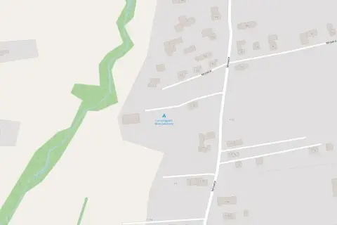 Mapa pokazuje drogę Mrowce i strumień. Widać oznaczenie "Campingplatz Willa Zakopane", idealne miejsce na camping w Zakopanem.