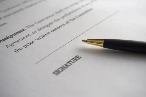 Jakie dokumenty są niezbędne przy sprzedaży udziałów w nieruchomości?