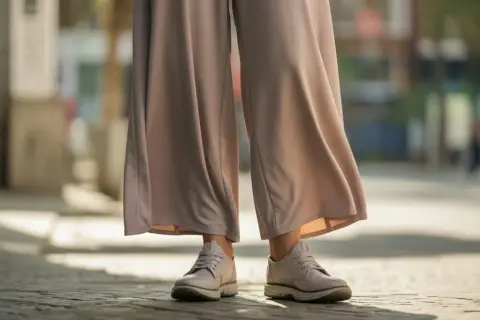 Kombinezon wide leg: Jakie buty wybrać, by wyglądać zjawiskowo?