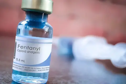 Fiolka z fentanyl, silnym lekiem opioidowym. Co to jest fentanyl? Stosowany jako środek przeciwbólowy, ale też niebezpieczny.