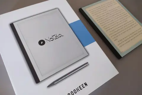 Le Bookeen Notea, une liseuse élégante, est posée à côté de son stylet.