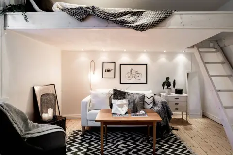 Gemütliche zimmer inspo: Loftbett, Sofa, Holztisch und Deko. Perfekt für kleine Räume.