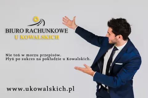 Mężczyzna w garniturze gestykuluje obok logo biura rachunkowego "U Kowalskich".