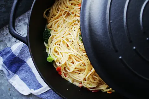 Enkel och god one pot pasta med broccoli och paprika, strödd med svartpeppar.