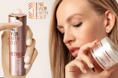 Frau mit glatter Haut hält Retinol Serum und White Fusion Cream. Perfekt für die Hautpflege im Sommer.