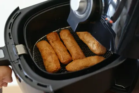 Pięć złotych kiełbasek w air fryerze. To właśnie air fryer co to za urządzenie, które tak szybko je przygotowuje.