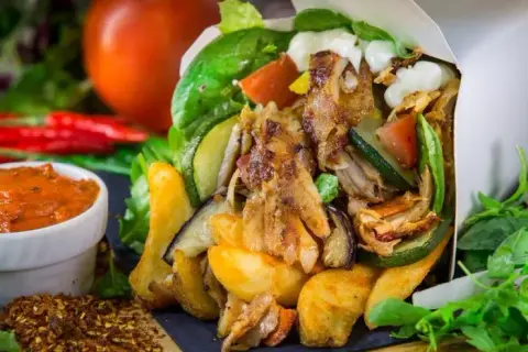 Ile kcal ma kebab rollo? Zaskakujące fakty o kaloriach i składnikach