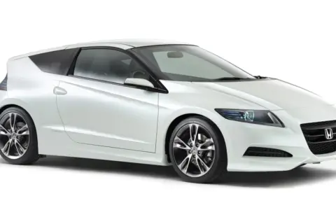 Biały sportowy Honda CRZ z przyciemnianymi szybami i felgami.